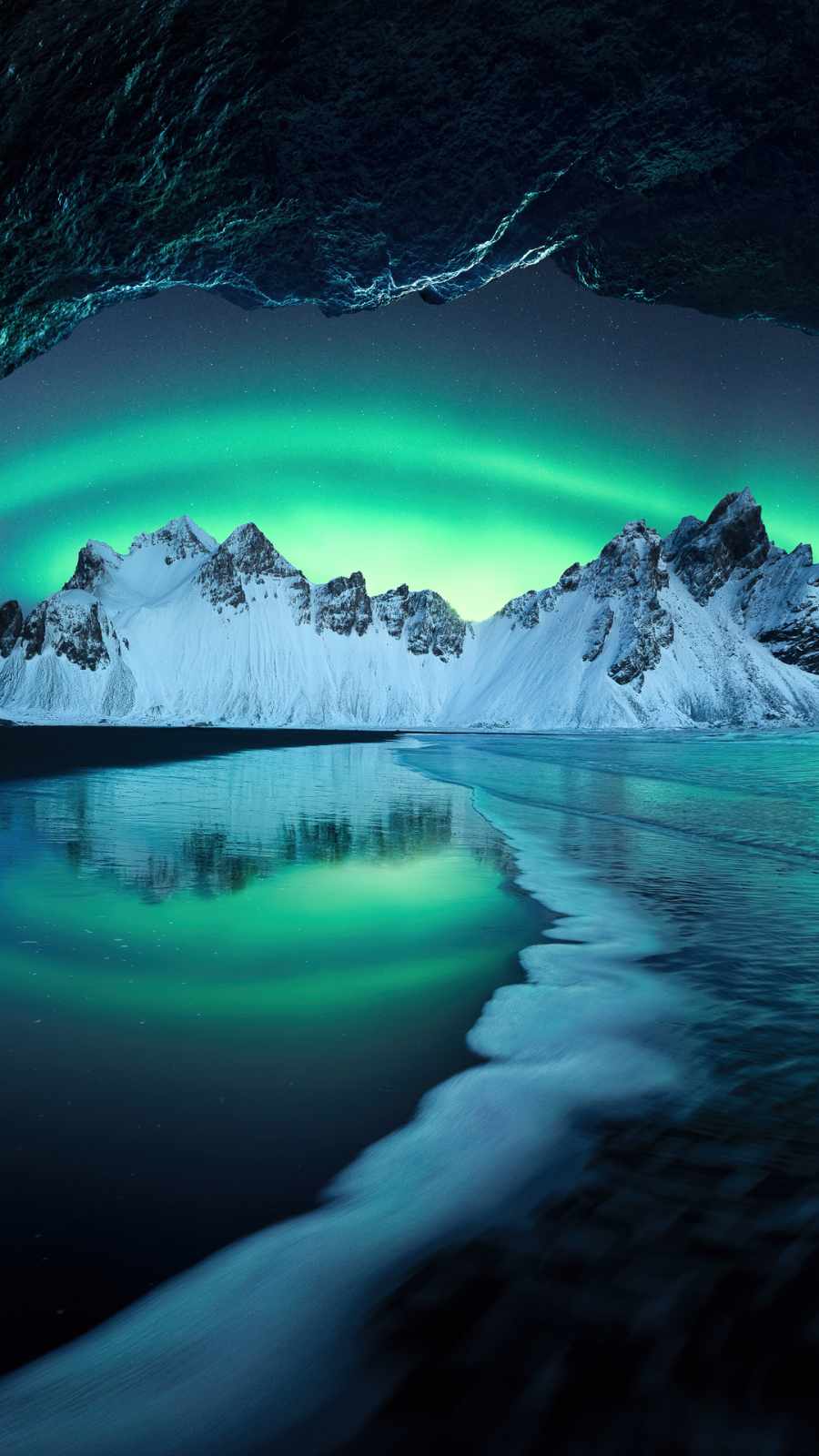 Aurora in iceland mountains - iPhone Wallpapers