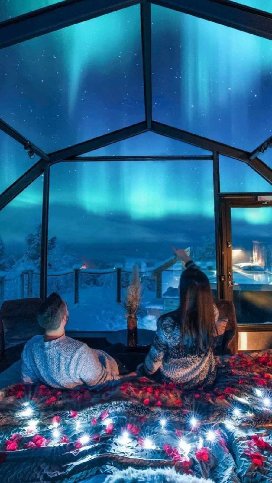 Christmas Vacation with Girlfriend Northern Lights iPhone Wallpaper