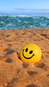 Smiley Beach iPhone 15 Wallpaper