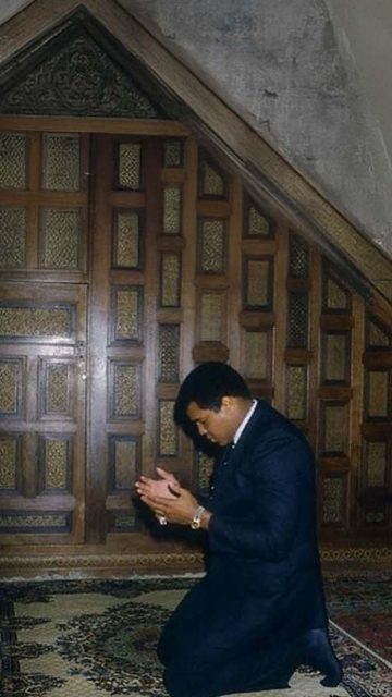 Mohammad Ali Pray iPhone Wallpaper