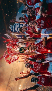 arsenal-squad-lifting-premier-league-trophy-dynamic-wallpaper arsenal squad lifting premier league trophy dynamic wallpaper