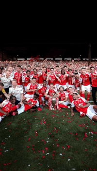 arsenal-squad-premier-league-champions-celebration-pitch-wallpaper arsenal squad premier league champions celebration pitch wallpaper