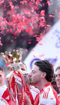 declan-rice-kissing-premier-league-trophy-arsenal-iphone-wallpaper declan rice kissing premier league trophy arsenal iphone wallpaper