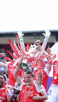 martin-odegaard-lifting-premier-league-trophy-arsenal-wallpaper martin odegaard lifting premier league trophy arsenal wallpaper