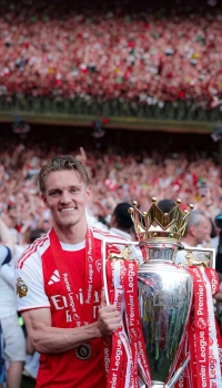 martin-odegaard-smiling-with-premier-league-trophy-iphone-background martin odegaard smiling with premier league trophy iphone background