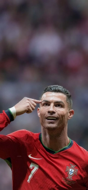 cristiano-ronaldo-cr7-head-point-celebration-wallpaper
