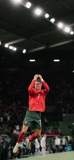 cristiano-ronaldo-siu-jump-stadium-lights-wallpaper