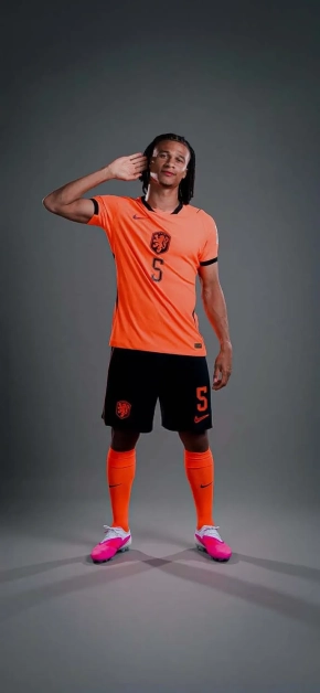 nathan-ake-netherlands-orange-kit-iphone-wallpaper