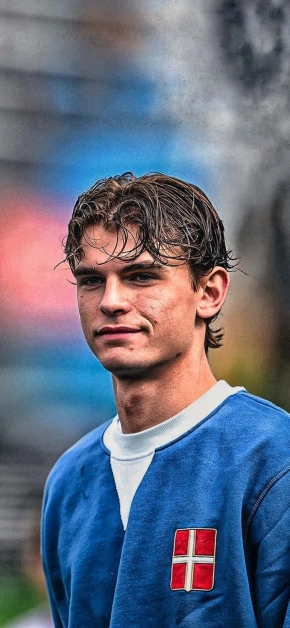 rasmus-hojlund-denmark-football-iphone-background
