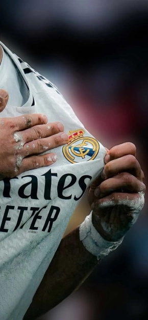real-madrid-jersey-crest-aesthetic-iphone-wallpaper