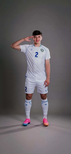 uzbekistan-national-football-team-player-salute-wallpaper