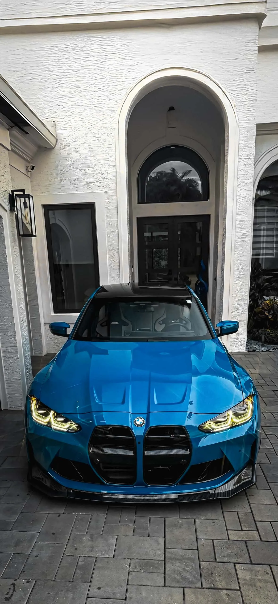 BMW M4 iPhone Wallpapers: High-Resolution 4K Backgrounds 18 snapper-rocks-blue-bmw-m4-g82-yellow-drl-villa-iphone-wallpaper