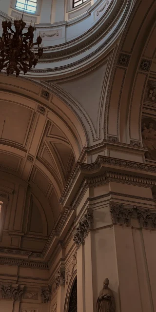 classic-cathedral-dome-chandelier-iphone-wallpaper