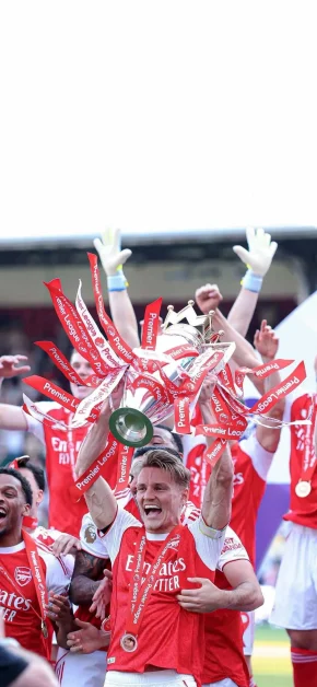 Arsenal Premier League Champions Wallpapers : Download HD iPhone Backgrounds 7 martin-odegaard-lifting-premier-league-trophy-arsenal-wallpaper