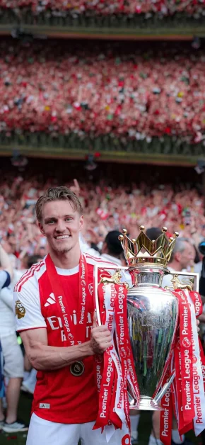 Arsenal Premier League Champions Wallpapers : Download HD iPhone Backgrounds 6 martin-odegaard-smiling-with-premier-league-trophy-iphone-background