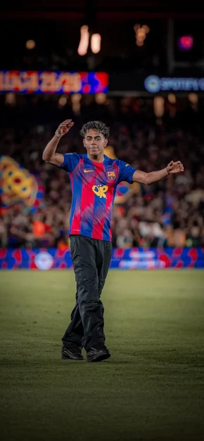 Lamine Yamal Football Wallpapers for iPhone (4K/HD) 4 lamine-yamal-barcelona-camp-nou-presentation-iphone-wallpaper