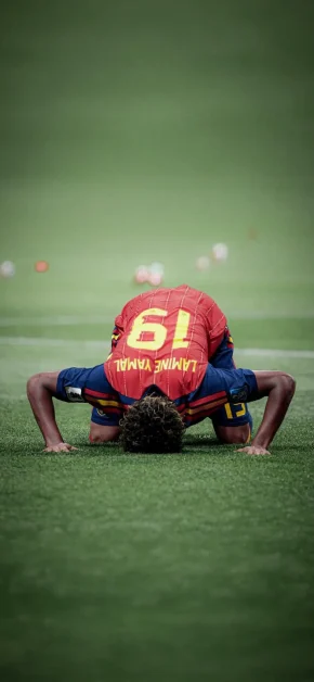 Lamine Yamal Football Wallpapers for iPhone (4K/HD) 14 lamine-yamal-prostration-pitch-sujud-iphone-wallpaper
