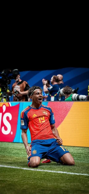 Lamine Yamal Football Wallpapers for iPhone (4K/HD) 16 lamine-yamal-screaming-goal-celebration-iphone-wallpaper