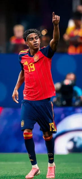 Lamine Yamal Football Wallpapers for iPhone (4K/HD) 24 lamine-yamal-spain-national-team-hd-iphone-wallpaper