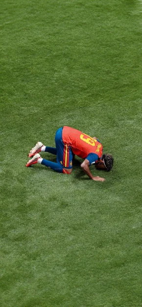 Lamine Yamal Football Wallpapers for iPhone (4K/HD) 25 lamine-yamal-spain-sujud-celebration-iphone-wallpaper