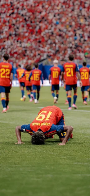 Lamine Yamal Football Wallpapers for iPhone (4K/HD) 26 lamine-yamal-sujud-prayer-celebration-spain-wallpaper