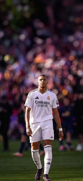 Kylian Mbappé Wallpapers: Best 4K & OLED iPhone Backgrounds 14 mbappe-real-madrid-white-home-kit-walking-bokeh-crowd-wallpaper-iphone