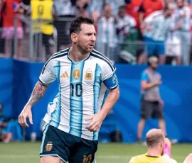 Lionel Messi FIFA iPhone Wallpapers | HD & 4K Backgrounds 5 messi-argentina-10-sprinting-past-goalkeeper-schlager-world-cup-2026-wallpaper