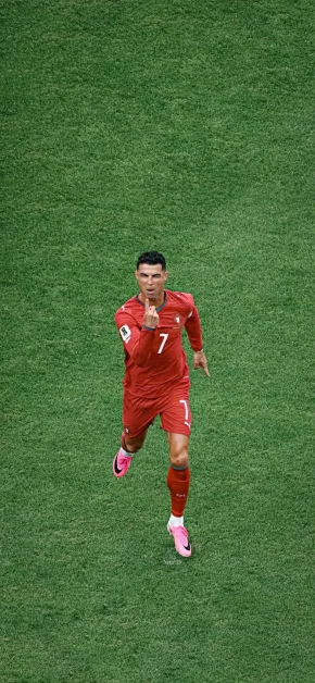 Cristiano Ronaldo World Cup iPhone Wallpapers | 4K & HD 8 ronaldo-portugal-7-aerial-view-pointing-finger-green-pitch-world-cup-2026-wallpaper