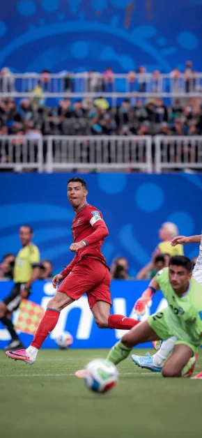 Cristiano Ronaldo World Cup iPhone Wallpapers | 4K & HD 18 ronaldo-portugal-shooting-goalkeeper-down-world-cup-2026-wallpaper